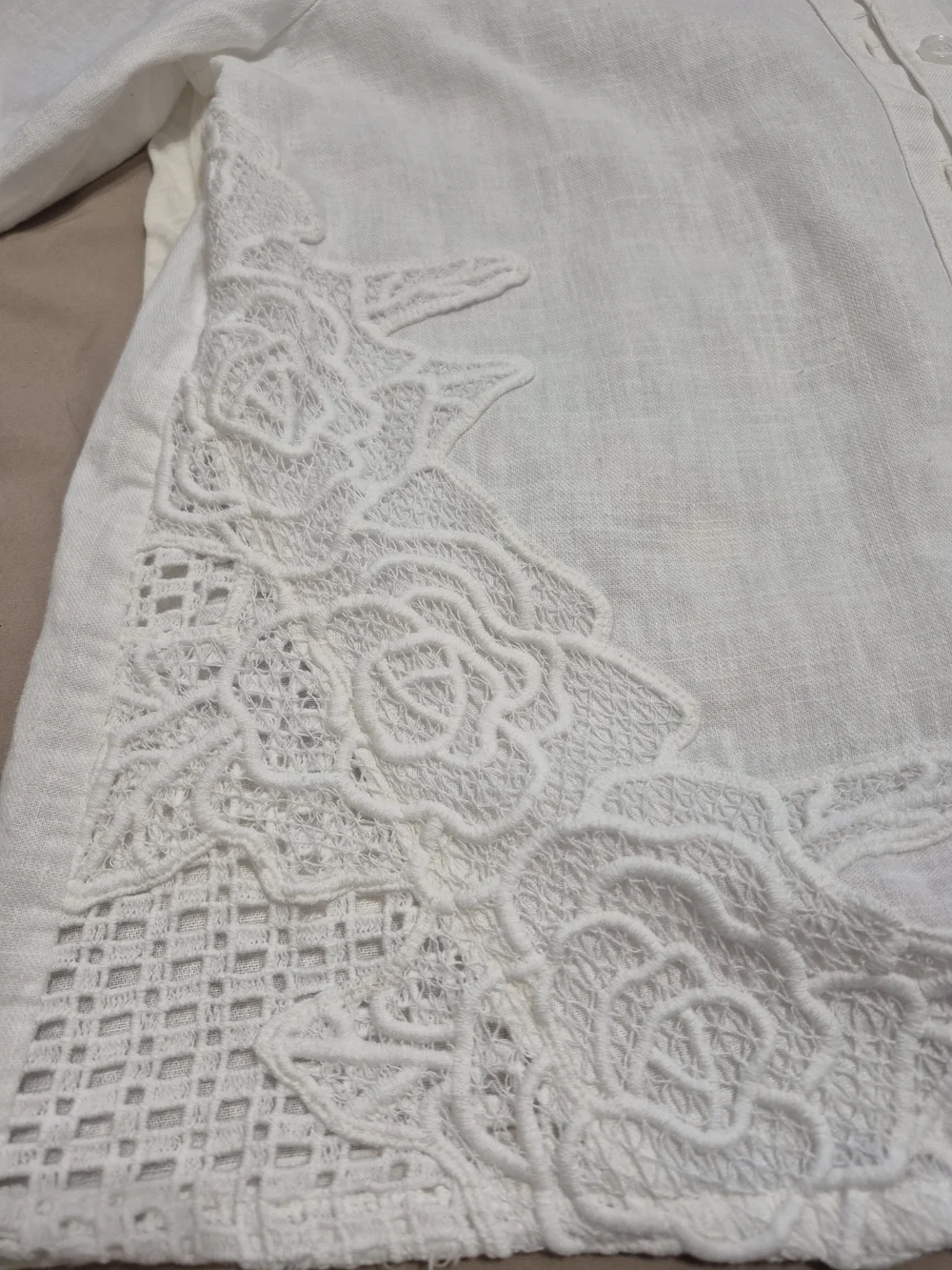 Leo & Nicole Petite Medium White Textured Button Front Top Embroidered Floral - Picture 8 of 8